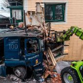 Autotransporter krachte gegen Haus