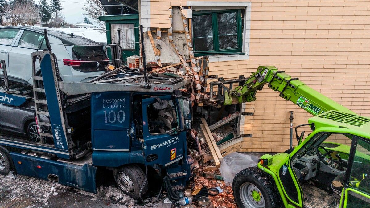 Der Fahrer ist von der Straße abgekommen und gegen das Haus geprallt.⇒AFP