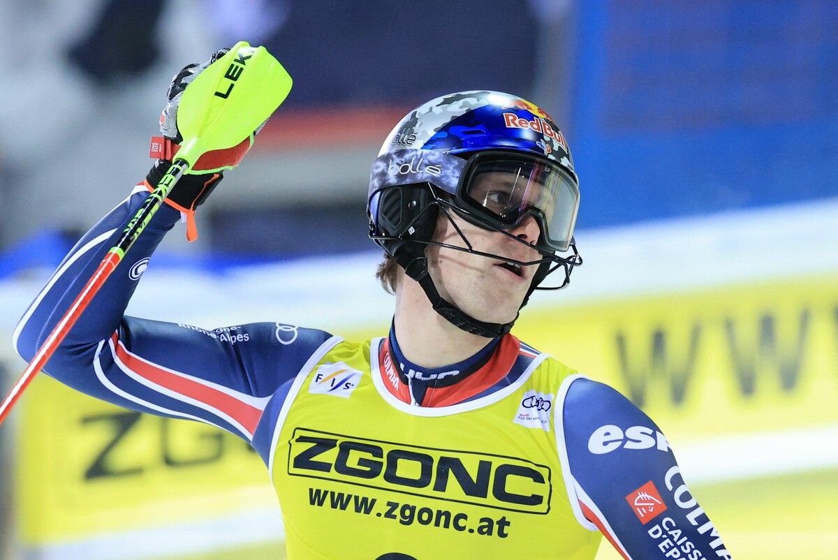 Der Franzose Clement Noel jubelt nicht nur über seinen 15. Weltcupsieg, er führte auch einen Doppelerfolg der „grande nation“ an.⇒gepa