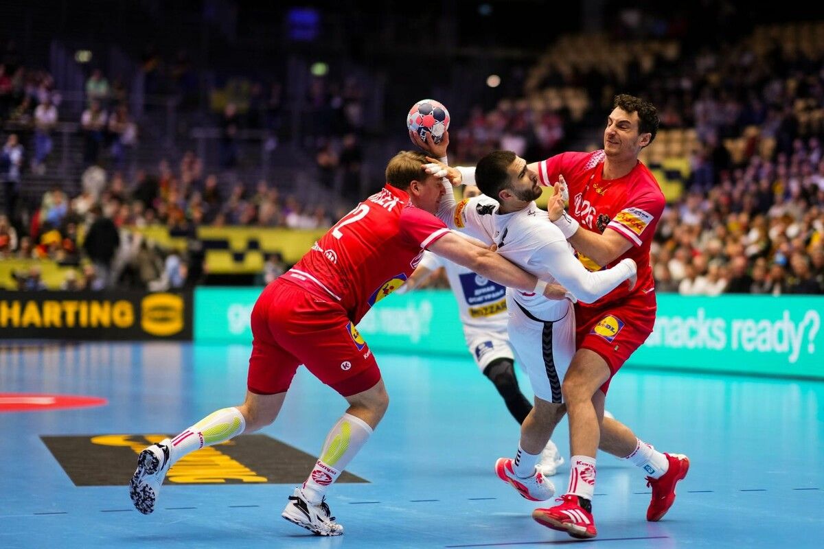 Der Harder Lukas Herburger (r.) lieferte gegen Serbien eine Weltklasseleistung in der Abwehr ab und steuerte drei Tore zum 26:25-Erfolg bei. ⇒ÖHB