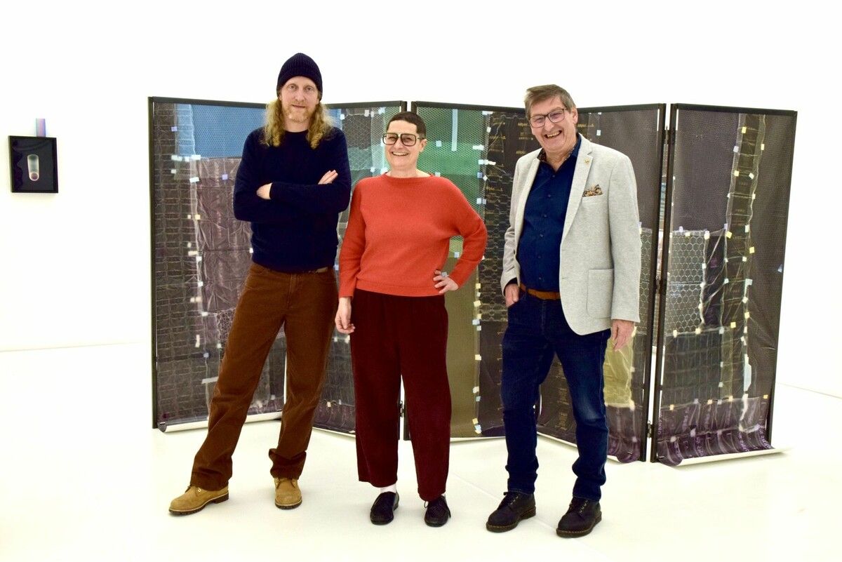Der Künstler Georg Petermichl (l.) mit der neuen allerArt-Bludenz-Kuratorin Christine Lederer und dem geschäftsführenden allerArt-Obmann Wolfgang Maurer.⇒Gerhard Scopoli (3)