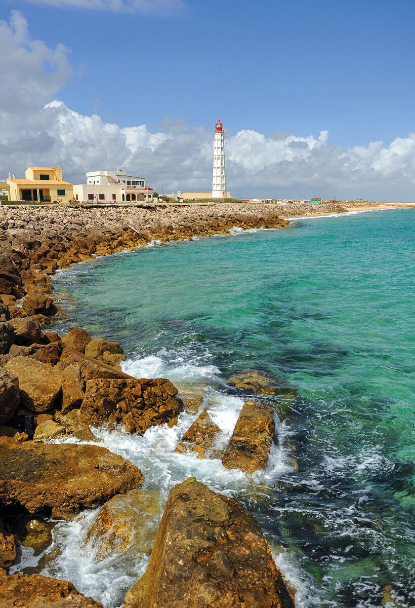 Der Leuchtturm von Farol an der Westspitze von Culatra ist einer der markantesten Orientierungspunkte vor der Küste der Algarve.