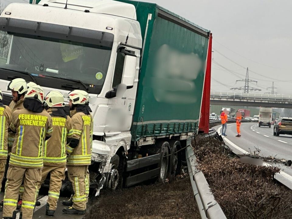 Der Lkw geriet ins Bankett und prallte gegen die Mittelleitschiene.⇒vol.at/mayer (2)