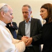 Papst empfängt Eltern der Todesopfer von Crans-Montana