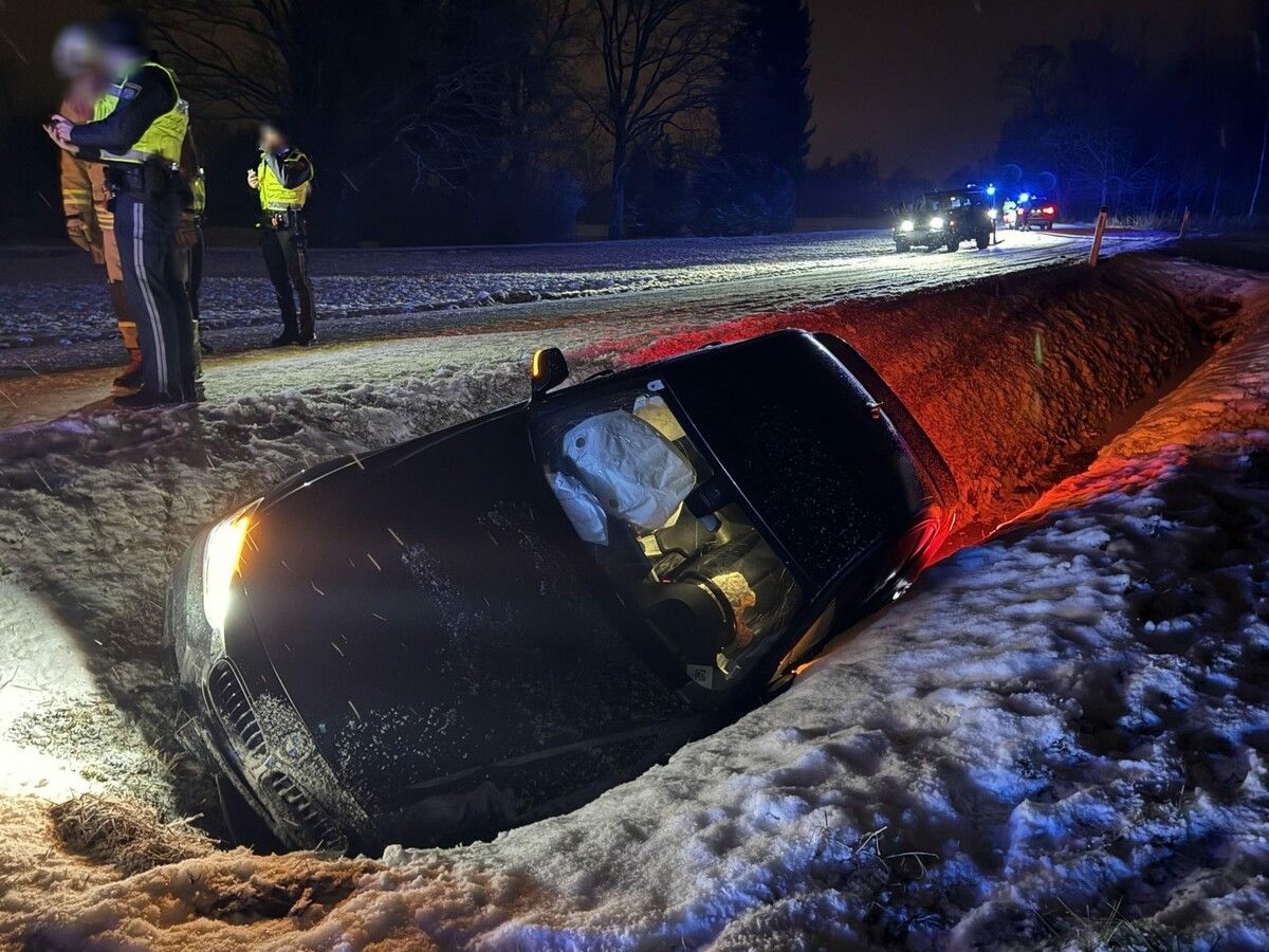 Der Pkw steckte im verschneiten Straßengraben, die Bergung gestaltete sich aufgrund der Verhältnisse schwierig.