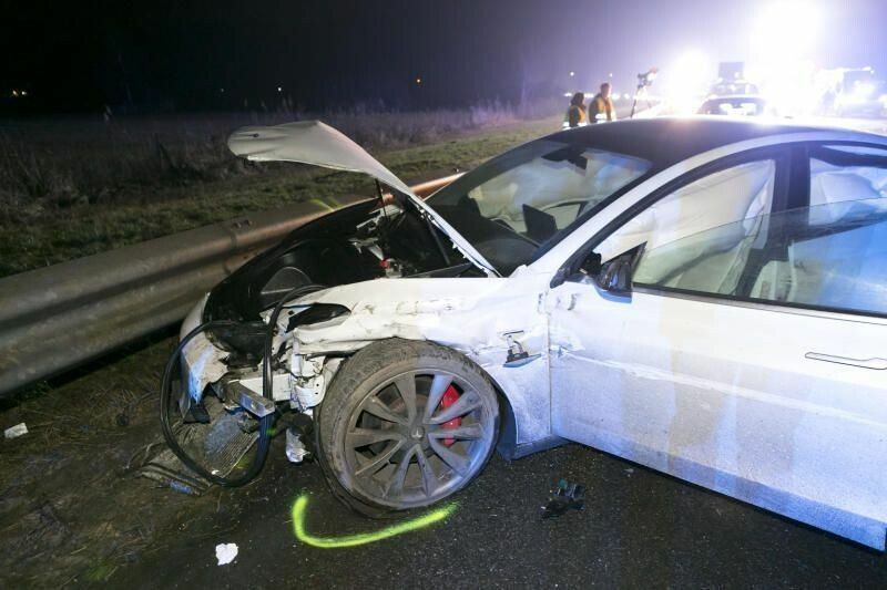 Der verunfallte Tesla wurde auf Anordnung der Staatsanwaltschaft sichergestellt.⇒dietmar Mathis