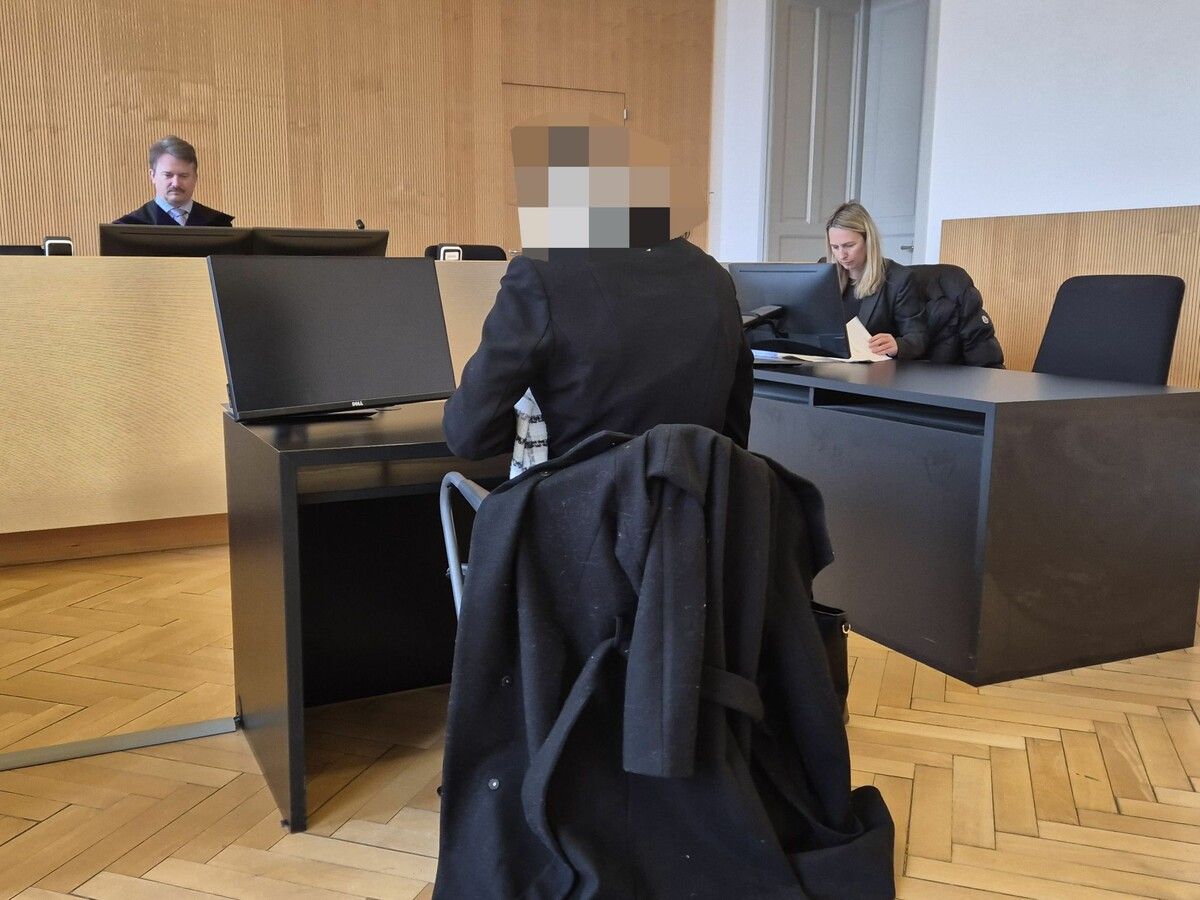 Die Angeklagte mit ihrer Verteidigerin Astrid Nagel bei der Verhandlung am Landesgericht Feldkirch.⇒eckert