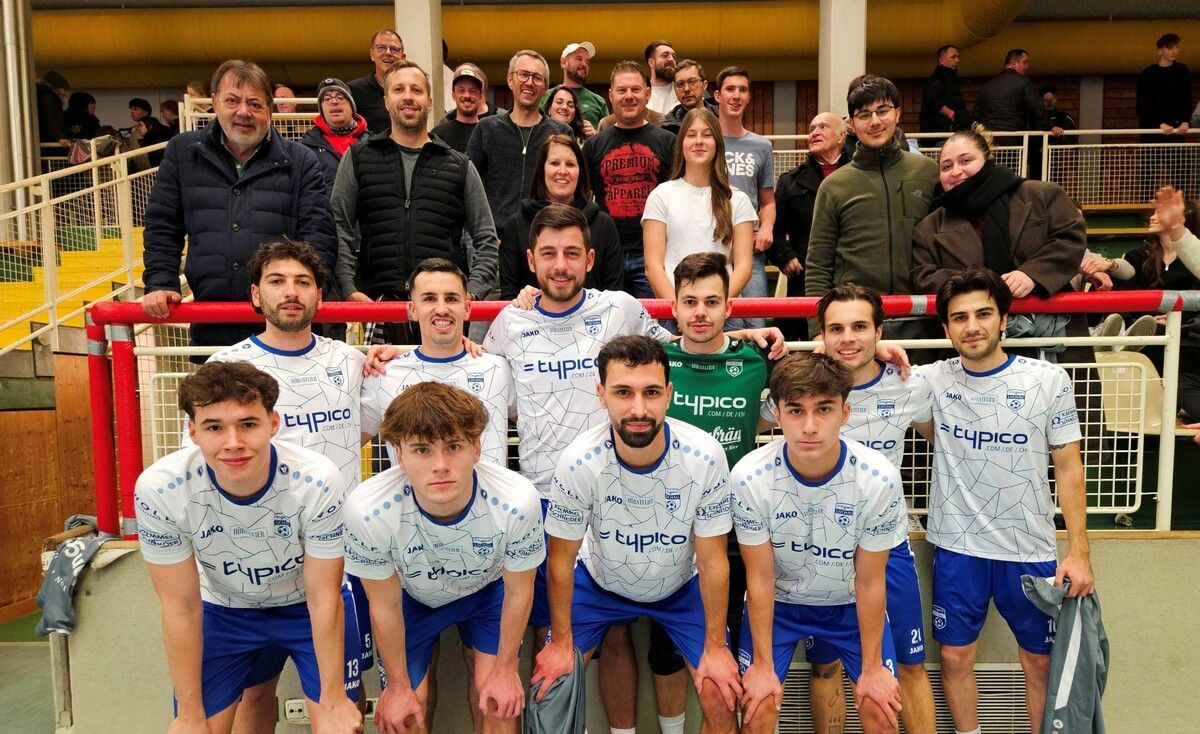 Die begeisterten Lochauer Fans mit „ihrer Mannschaft“ sorgten an allen drei Turniertagen für breite Unterstützung und viel Applaus.⇒bms