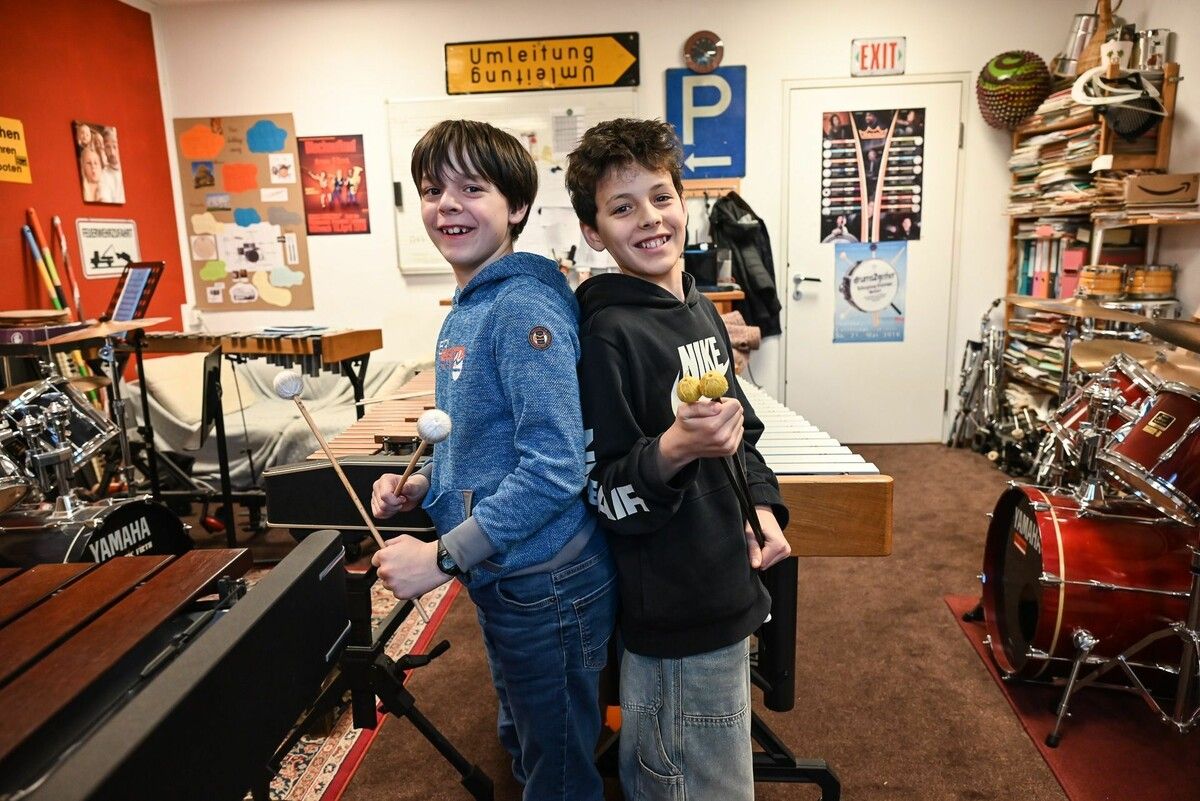 Die beiden Schlagzeug-Talente Elias (10) und Lorenz (12) bereiten sich auf ihren Auftritt bei prima la musica vor.⇒BVS
