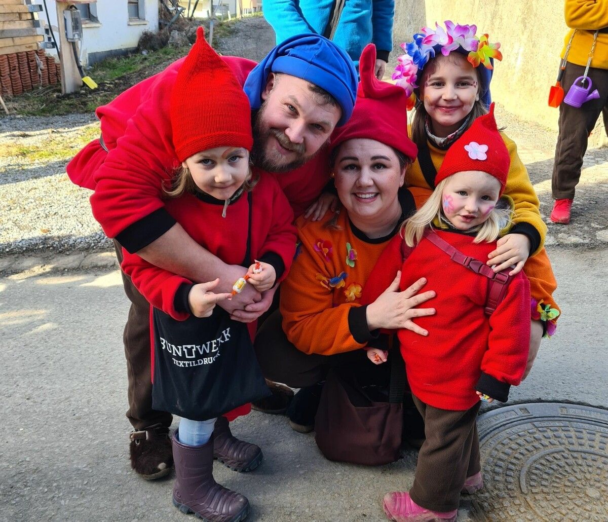 Die beiden Töchter Alena und Nele freuen sich, dass der Papa auch heuer mit seiner Zunft eine Kinderfaschingsparty organisiert. ⇒Baurenhas (4)