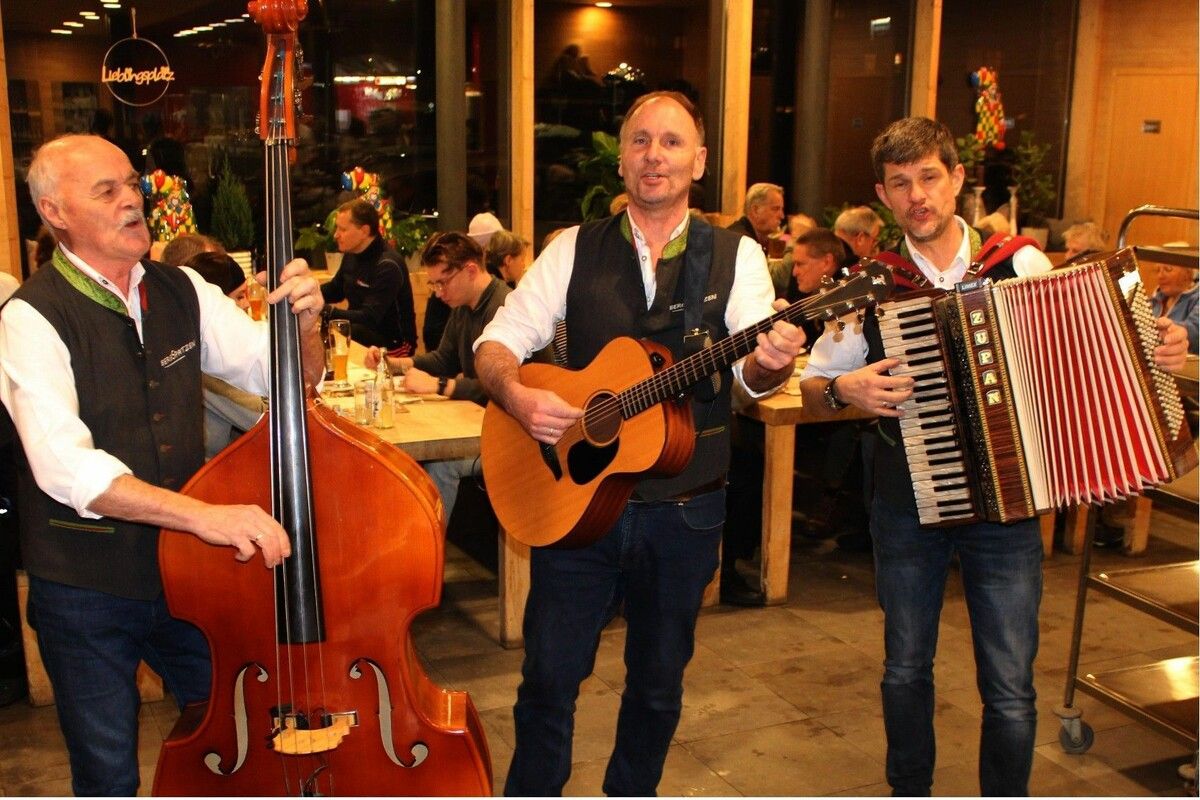 Die Bergspatzen – Klaus am Bass, Hans an der Gitarre und Wolfgang mit dem Akkordeon – sind in der Wintersaison wieder in Wise Feursteins Wälder Metzge in Warth „wie zu Hause“.