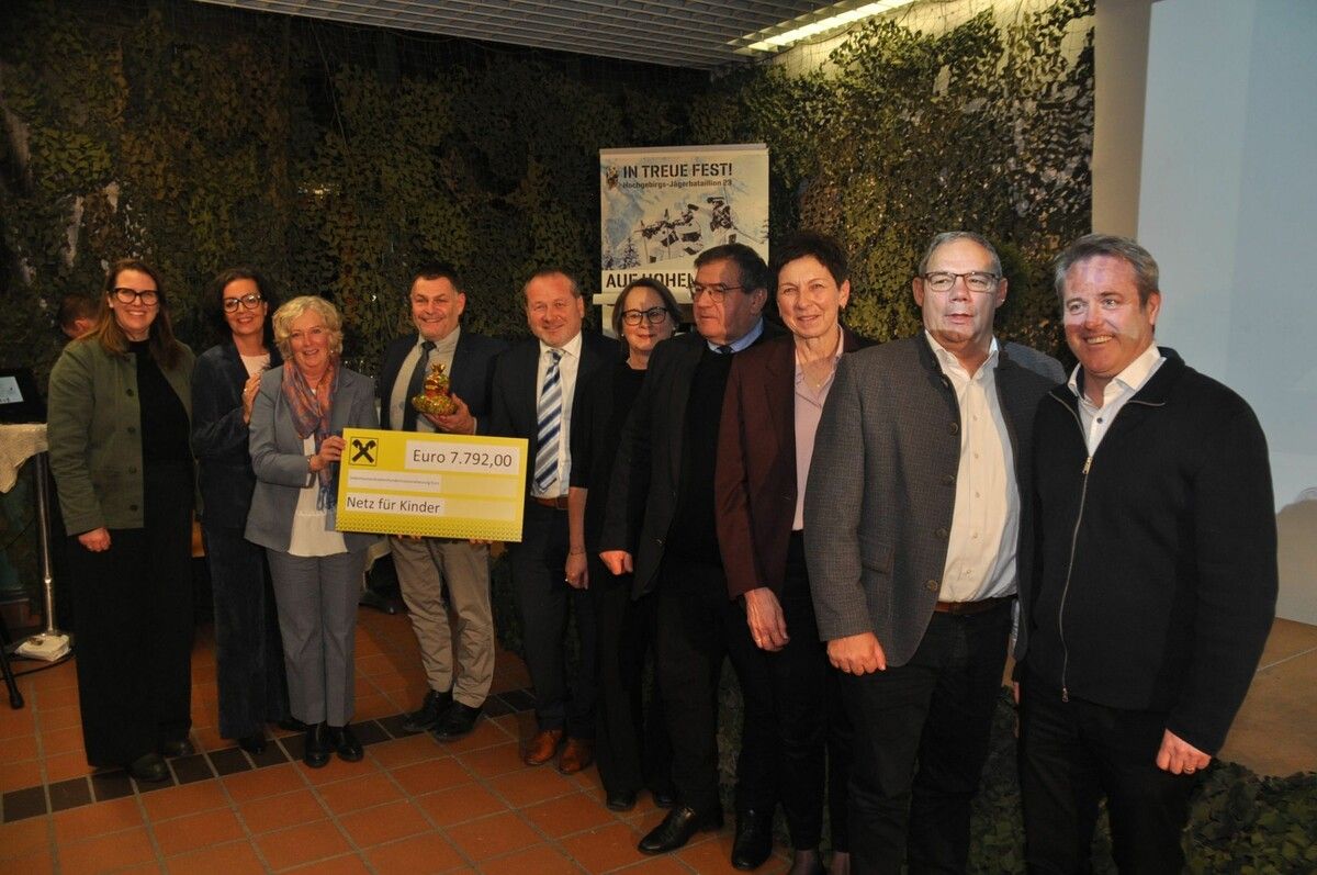 Die Bürgermeisterin und Bürgermeister der Region Blumenegg mit den Gästen aus dem Großen Walsertal bei der Scheckübergabe. ⇒HAB (2)