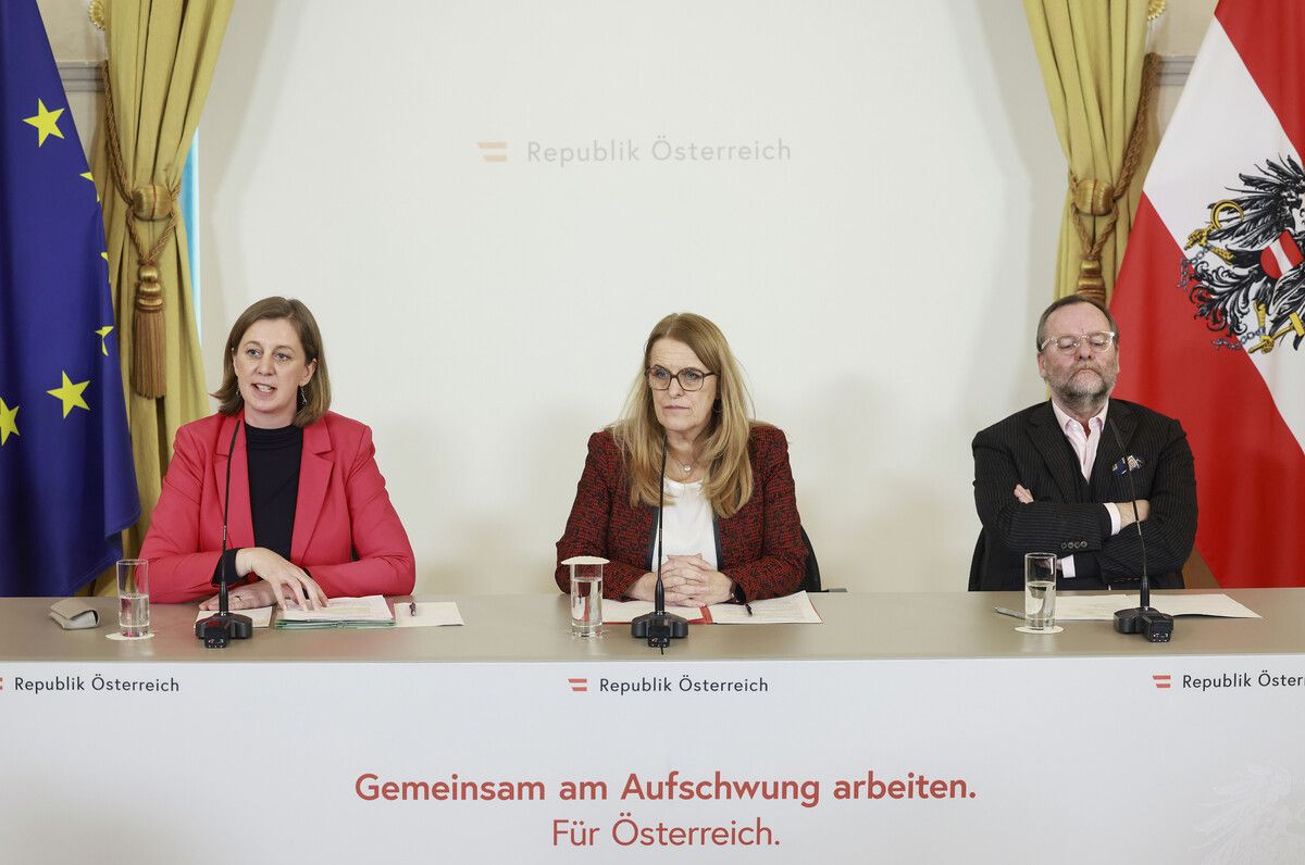 Die drei Staatssekretäre Barbara Eibinger-Miedl (ÖVP), Ulrike Königsberger-Ludwig (SPÖ) und Josef Schellhorn (Neos) präsentierten die Liste. ⇒APA