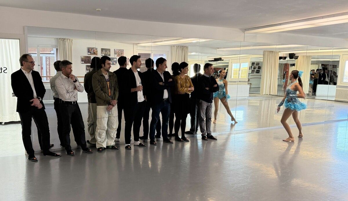 Die Ehrengäste nutzten die Einladung, um sich das neue Studio anzusehen und einen Einblick in die Arbeit der Dance Art School zu bekommen. ⇒cth (2)