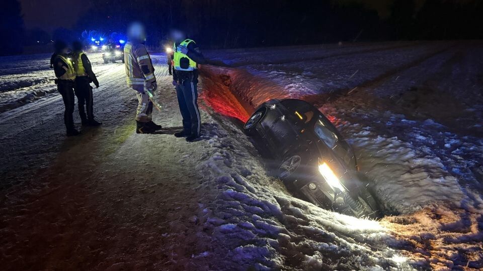 Die Einsatzkräfte standen bei winterlichen Bedingungen auf der schneebedeckten Hofsteigstraße. ⇒vlach (2)