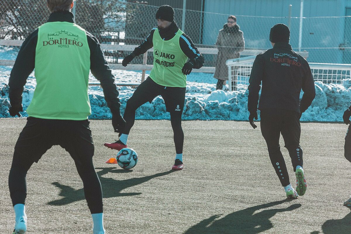 Die ersten Einheiten in dieser Woche werden auf dem Kunstrasen erfolgen müssen.