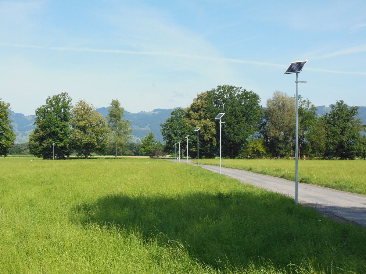 Die F8 Solar-Straßenlaternen kommen in Kommunen (im Bild in Altach) sowie bei Unternehmen zum Einsatz. ⇒F8