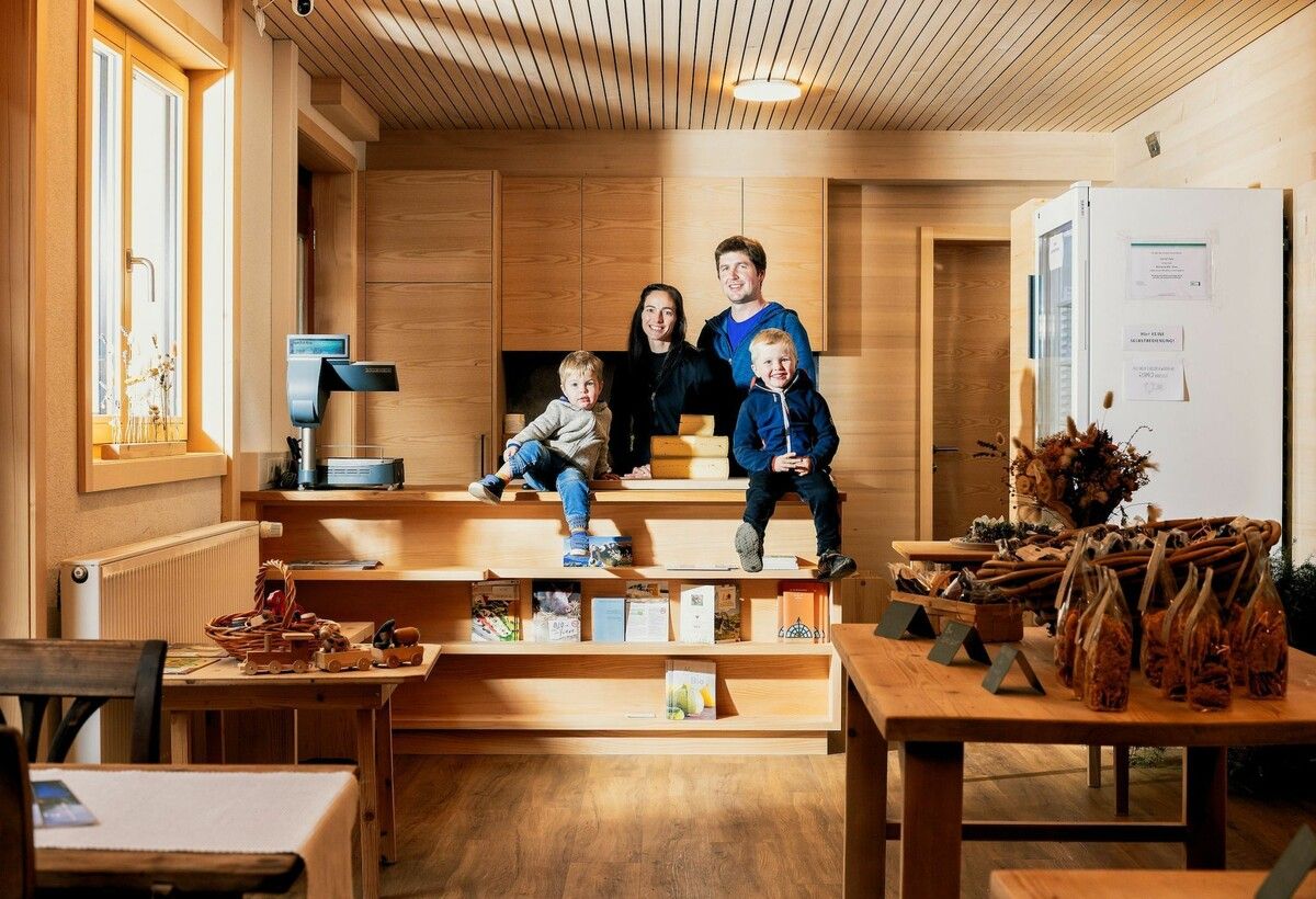 Die Familie Flatz landwirtschaftet nach hohen Maßstäben: Tierwohl und Nachhaltigkeit stehen an erster Stelle.⇒Biohof Hilkater