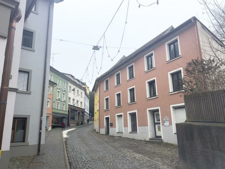 Die Fenster im Erdgeschoss sind abgeklebt. ⇒VN/Paulitsch