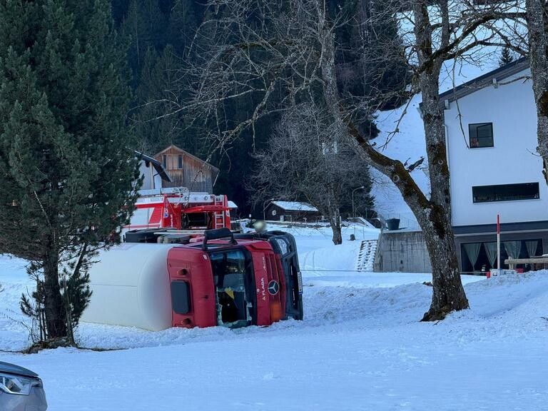 Die Feuerwehr sicherte Flüssiggastank nach Lkw-Unfall in Gaschurn.⇒Schad