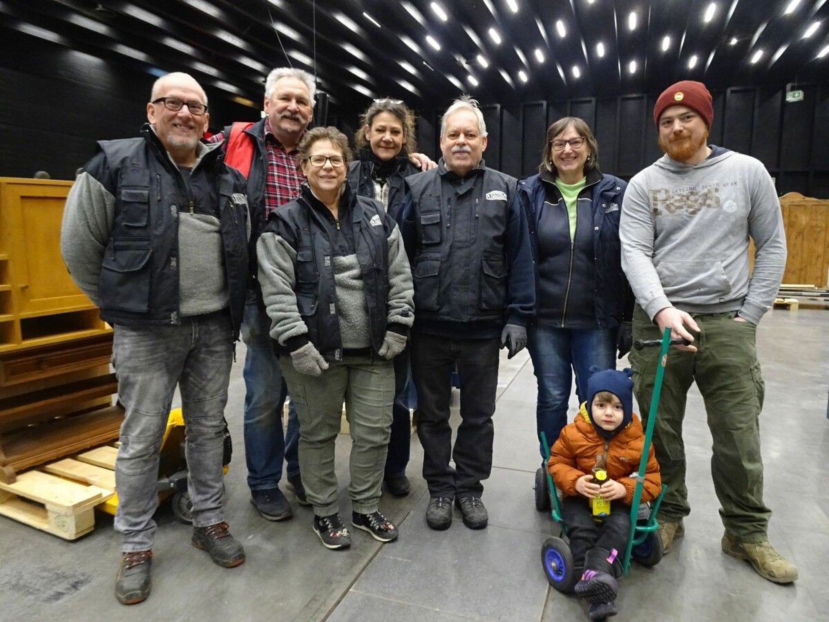 Die „Flohmi-Möbel-Familie“ ist über Generationen ein eingespieltes Team und seit letzter Woche wieder unermüdlich im Einsatz.