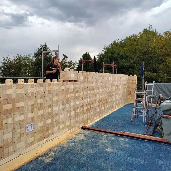 Die Holzbausteine können etwa im Hochbau verwendet werden. triqbriq