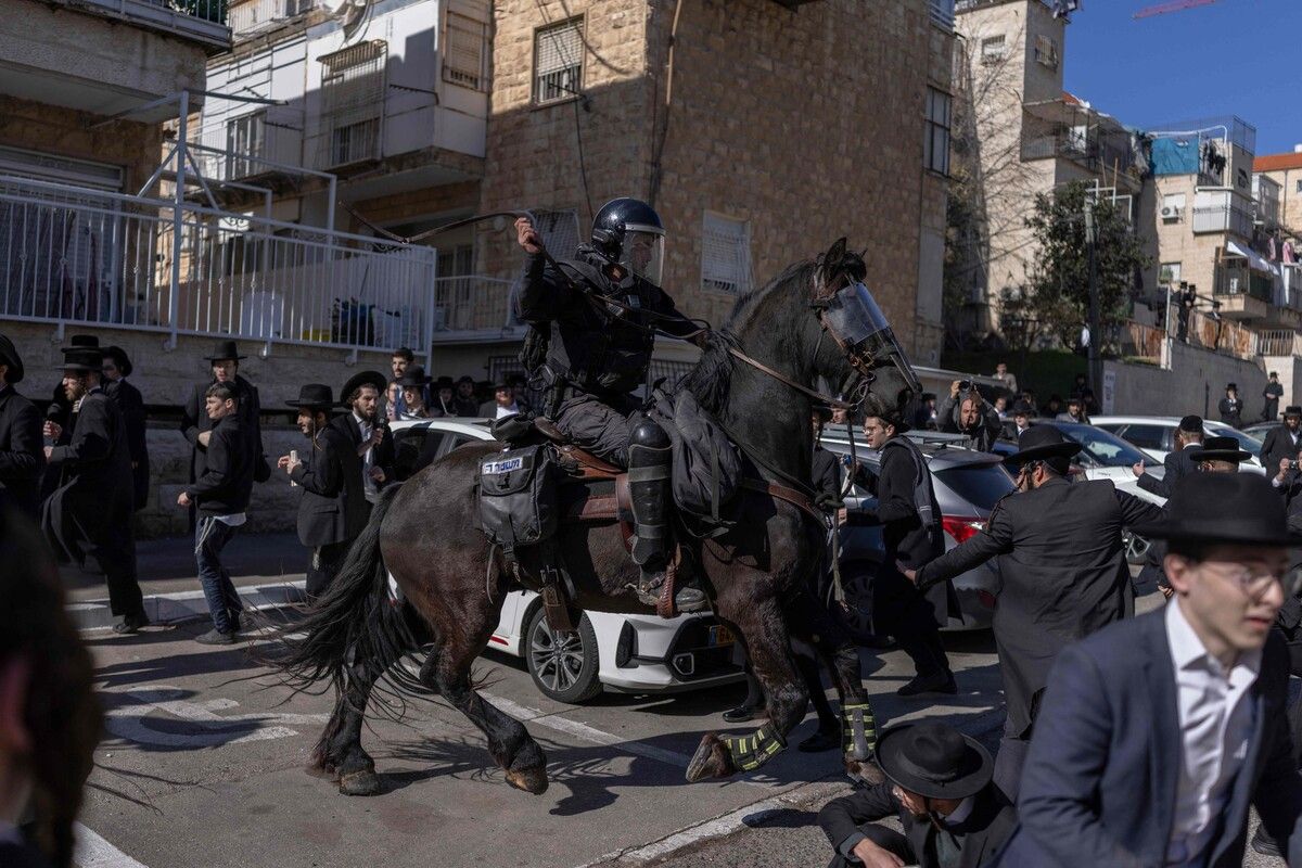 Die israelische berittene Polizei vertreibt vor einem Rekrutierungszentrum der Armee in Jerusalem protestierende ultraorthodoxe jüdische Männer, die gegen die Wehrpflicht in der israelischen Armee demonstrieren. AFP (5)