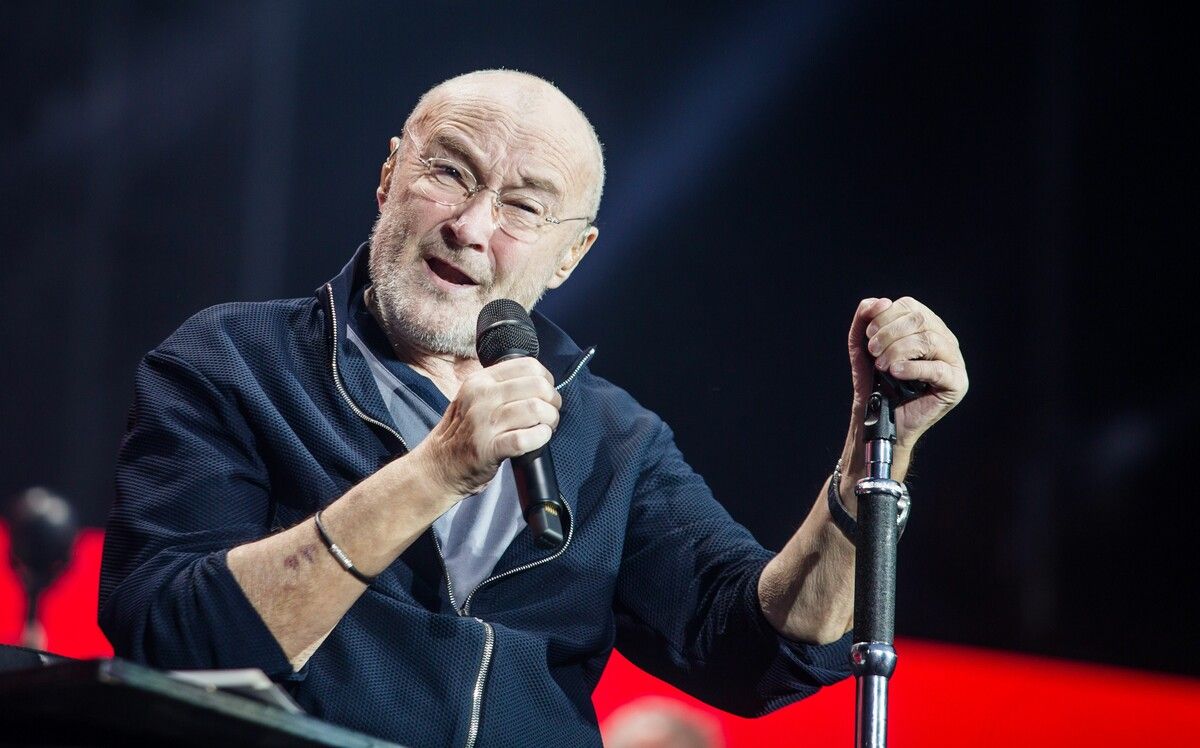 Die Konzerte seiner Abschiedstournee mit Genesis, absolvierte Phil Collins 2021 und 2022 im Sitzen.⇒afp