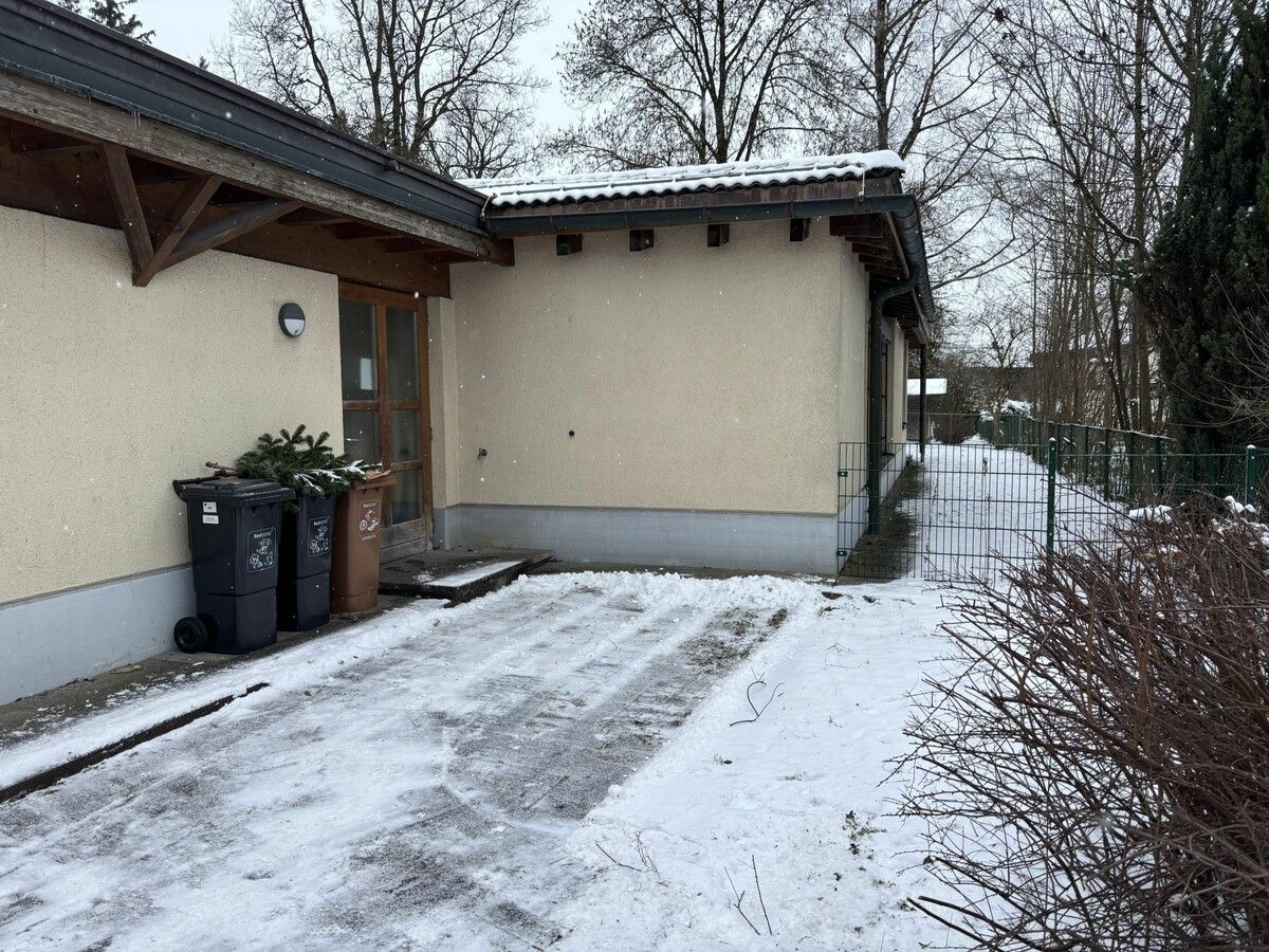 Die leblose Person wurde abseits der Straße hinterm Gebäude vom Personal vorgefunden. ⇒VN