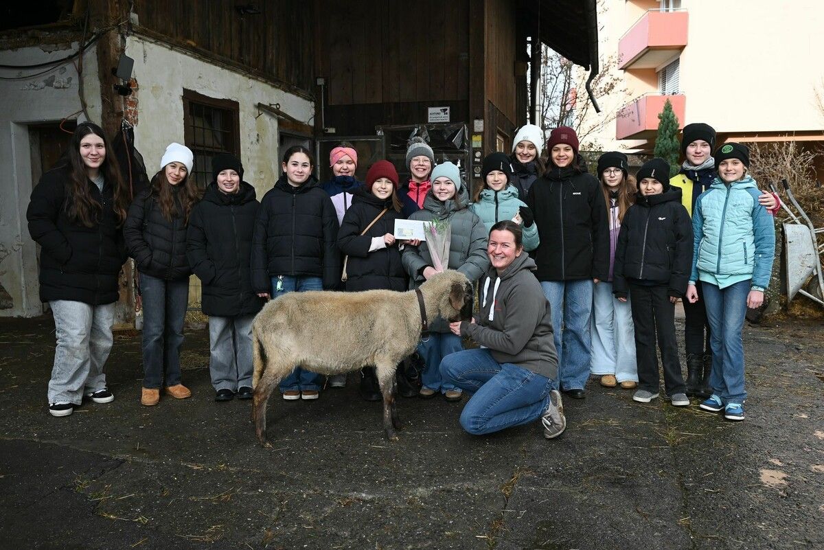 Die Mädchen der 2B-Klasse vom BG Lustenau überreichten Ruth vom Tierschutzverein Rankweil 760 Euro von ihrer Spendenaktion.⇒bvs (4)