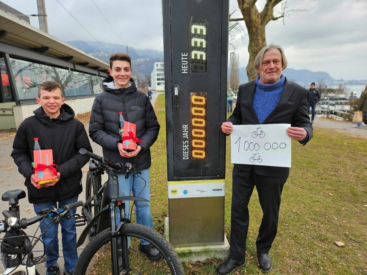 Die „Millionenradler“ Aaron Kucher und Maxi Forster erhielten von Bürgermeister Frank Matt für das „Millionenfoto“ einen kleinen Preis, natürlich vor Ort bei der Radzählstelle am Lochauer Hafen.⇒bMS