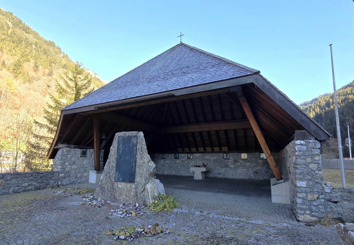 Die moderne, völlig offen gestaltete Kapelle in Langen am Arlberg.⇒Otto Schwald (2)