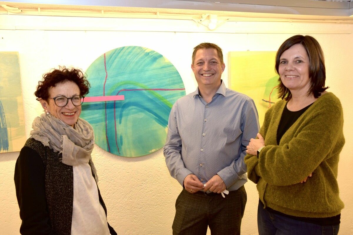 Die Mutter der Künstlerin Rebecca Marent, Roswitha Marent, im Gespräch mit Michael und Ingrid Gantner mit Werken ihrer Tochter.