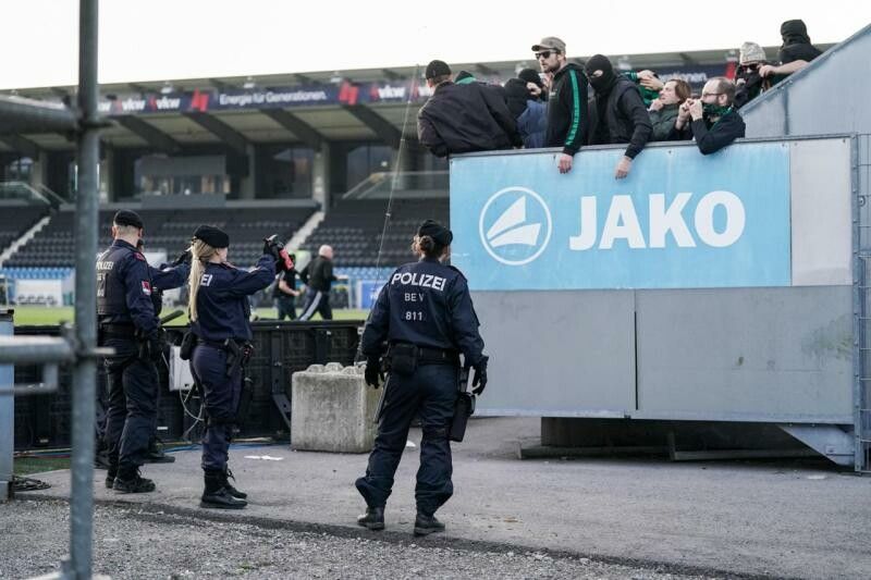 Die Polizei musste bei ihrem Einsatz am 15. November im Schnabelholzstadion auch Pfefferspray einsetzen.⇒ VN