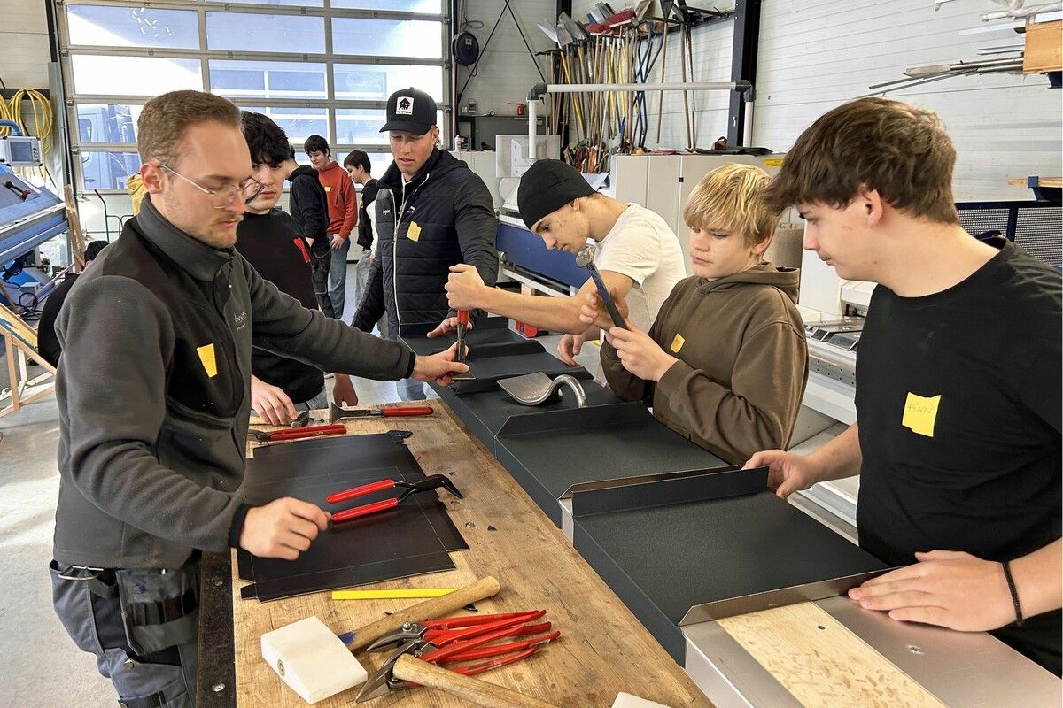 Die Schüler sammelten erste Erfahrungen im Spengler- und Dachdeckerhandwerk.
⇒
Laurence Feider