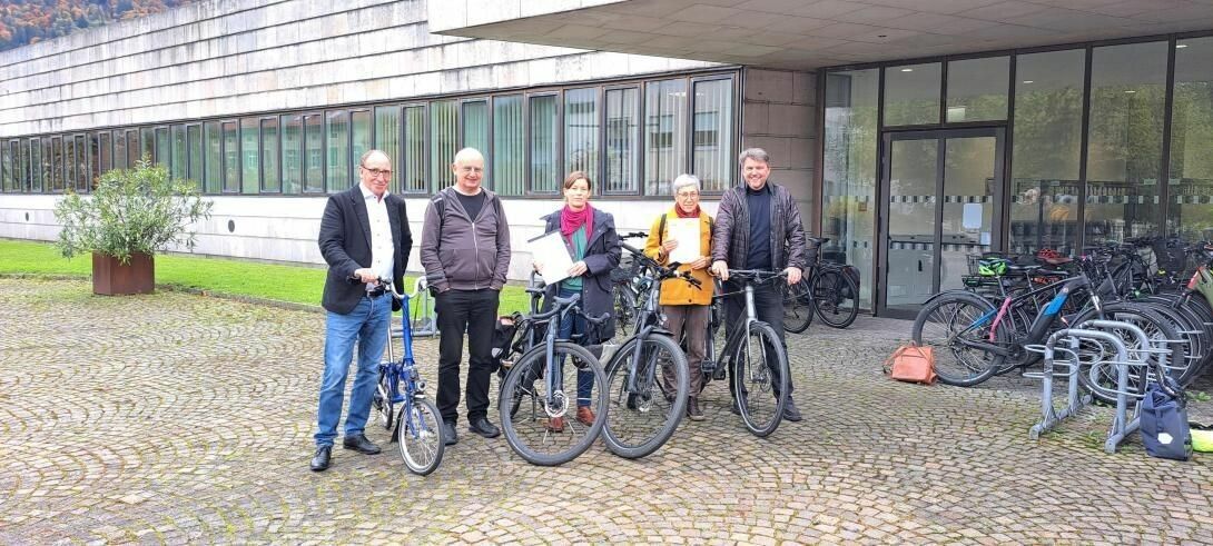 Die Unterzeichner fordern, dass der weitere Ausbau der Radinfrastruktur finanziell abgesichert wird.⇒ Radlobby