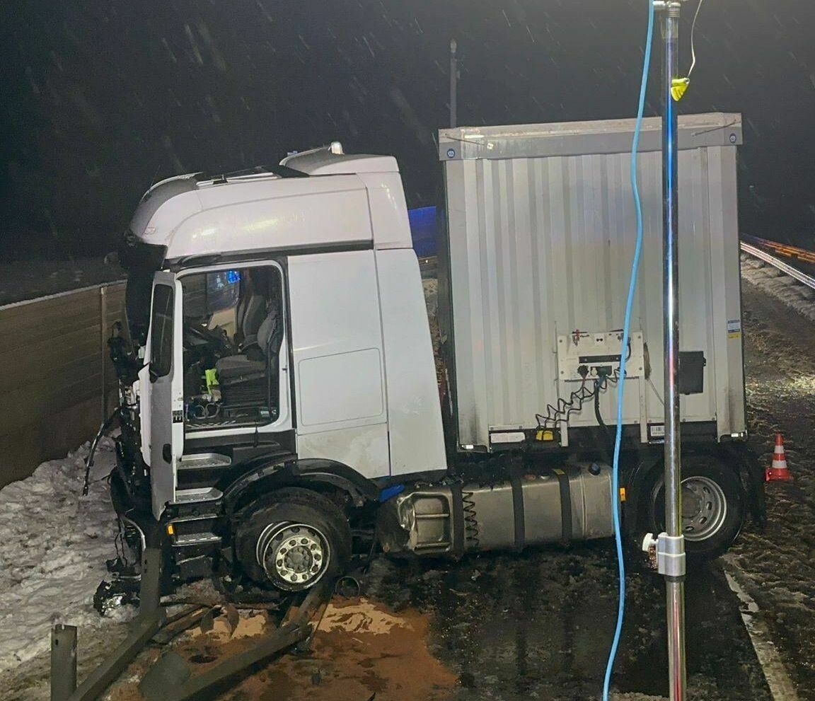 Die Zugmaschine hatte sich an den Stehern der Leitschiene verhakt. Es entstand Totalschaden. FW Bl (2)