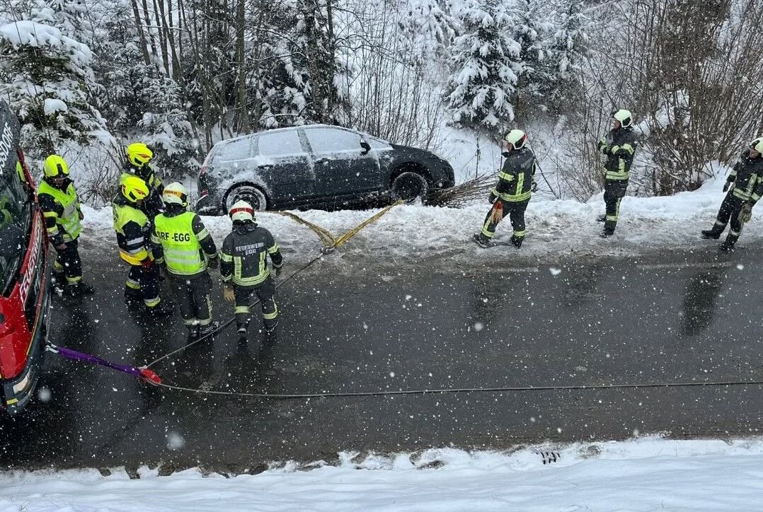 Dieser Pkw war auf der Schneefahrbahn in eine Böschung abgerutscht.⇒feuerwehr Egg