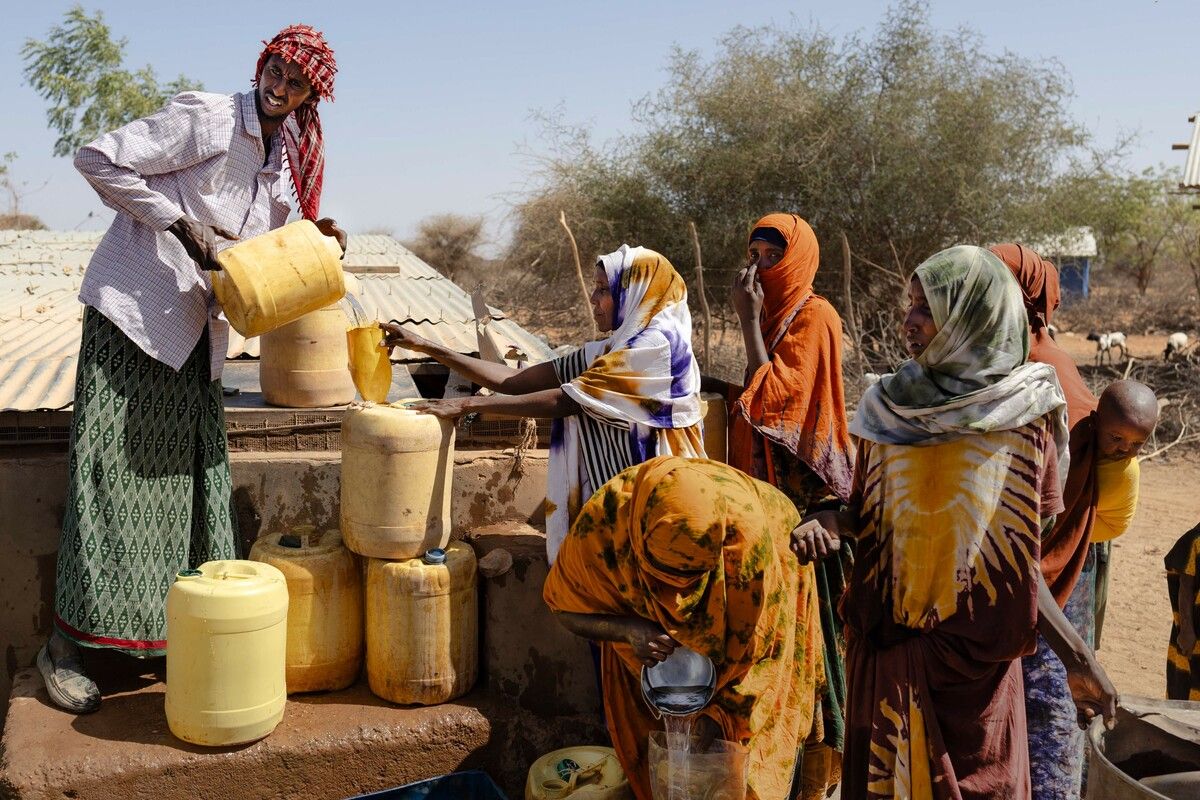 Dorfbewohner in Hawara, Kenia holen Wasser bei einer Ausgabestelle. Die Dürre lässt viele Tiere verenden.