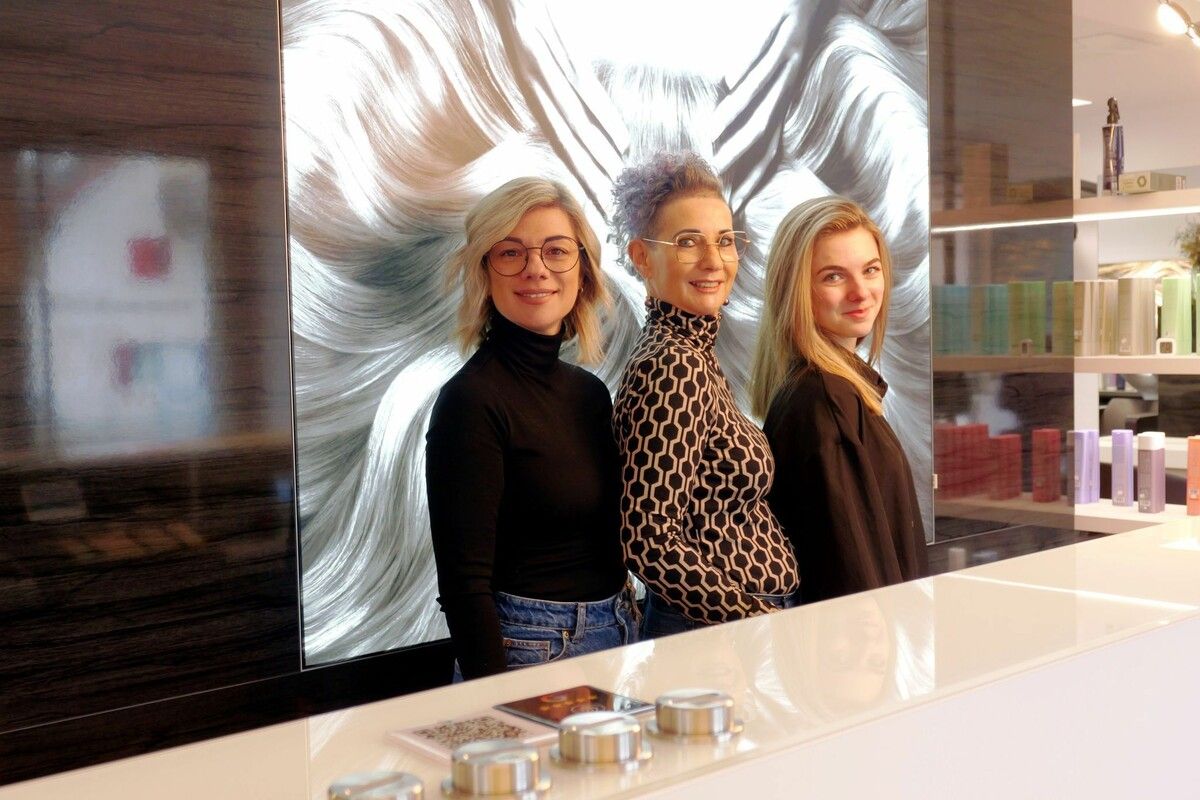 Drei Generationen Frauenpower: Fabienne, Irene und Pia stehen für gelebte Friseurtradition in Frastanz.⇒Henning Heilmann