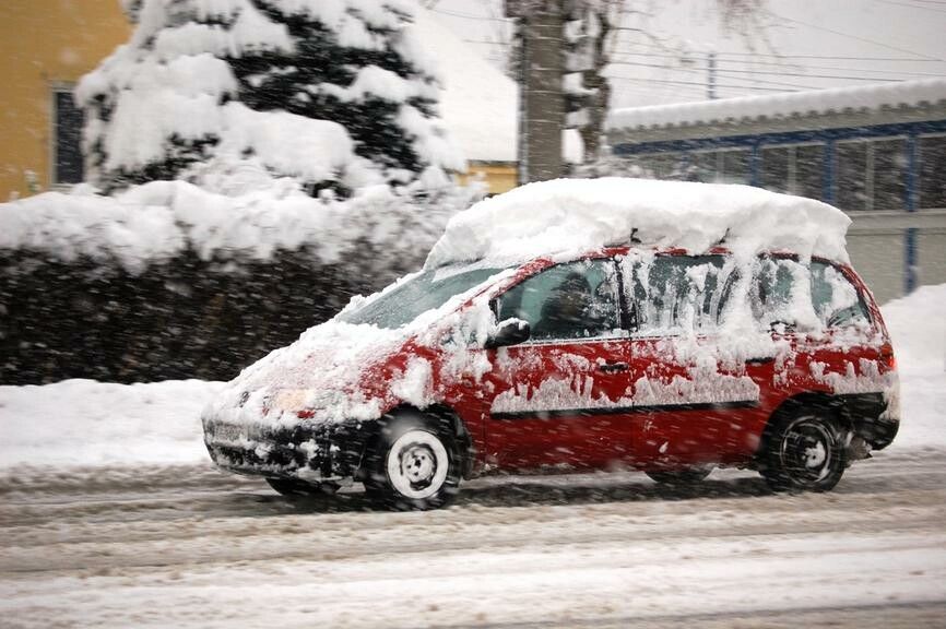 Ein Auto im Winter. Scheiben, Beleuchtung und Kennzeichen sollten frei sein. ⇒ÖAMTC/Aloisia Gurtner