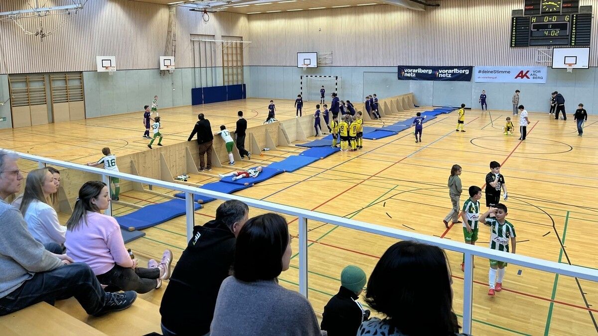 Ein buntes Gewusel auf dem Feld füllte die Halle.