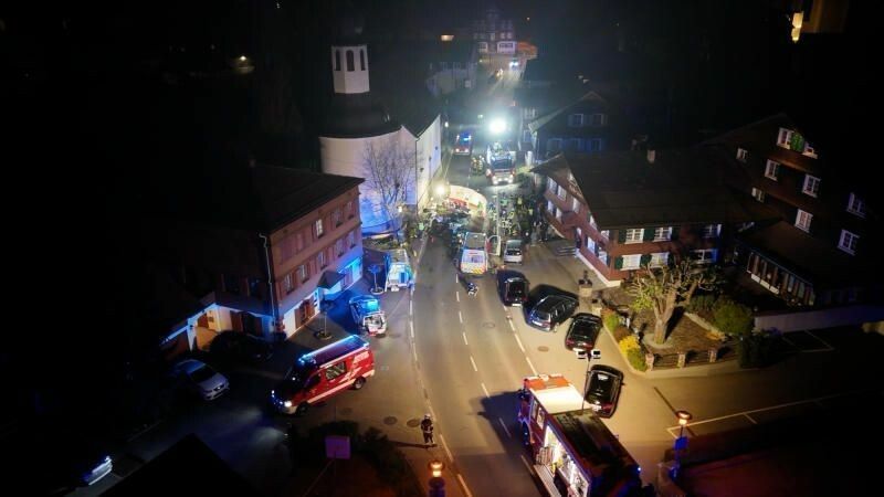 Ein Großaufgebot an Einsatzkräften musste am Ostermontag kurz vor Mitternacht in Alberschwende anrücken.⇒shourot (2)