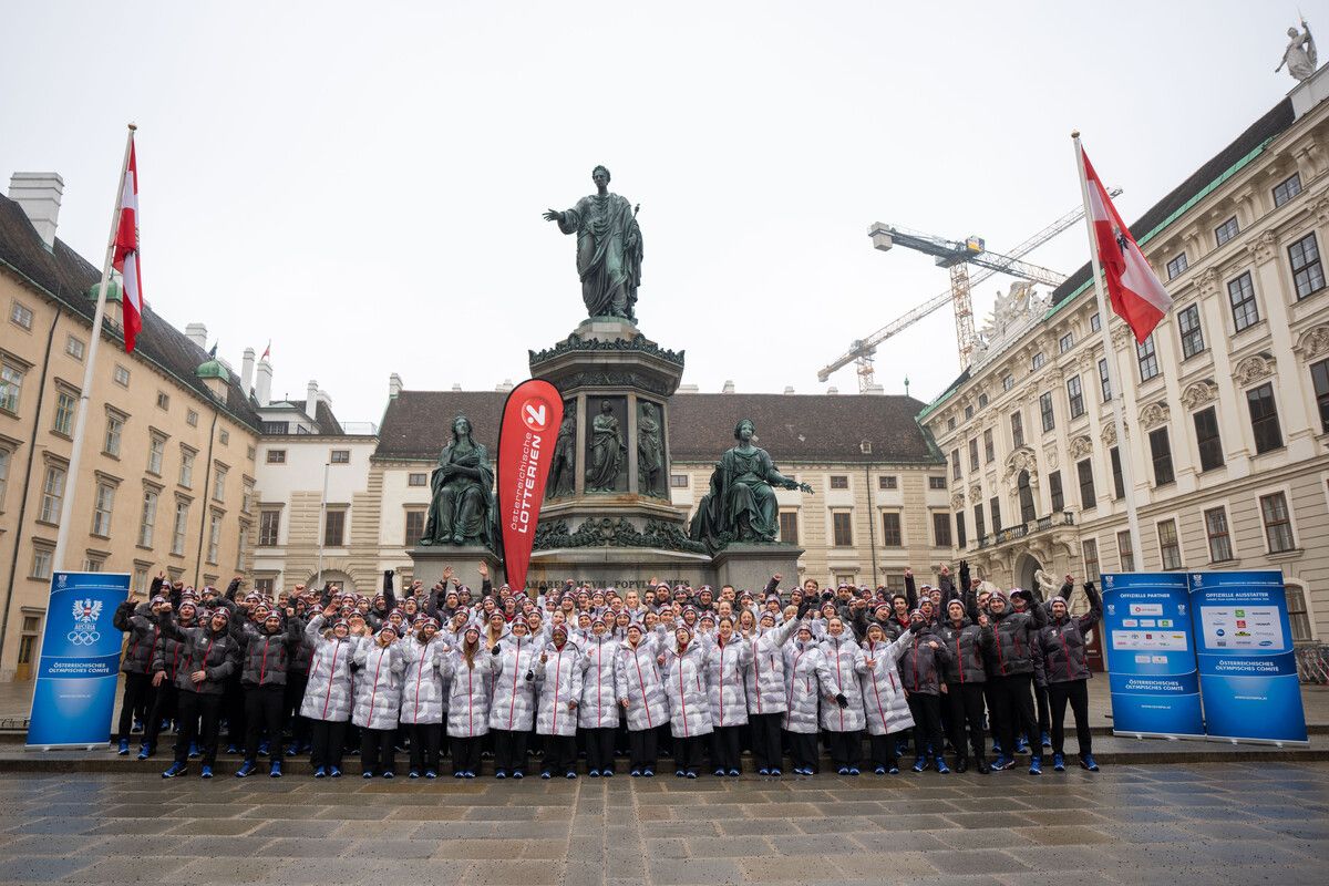 Ein Großteil des rot-weiß-roten Aufgebotes für die Olympischen Winterspiele vor dem Kaiser-Franz-Denkmal. Mit dabei bei der offiziellen Verabschiedung aus Vorarlberger Sicht waren Olga Mikutina, Alessandro Hämmerle, Jonas Müller, Thomas Steu, Daniel Bertschler, Kristian Huber, Julius Forer und Nicolas Lussnig. Insgesamt umfasst das Ländle-Aufgebot vier Frauen und neun Männer. ⇒