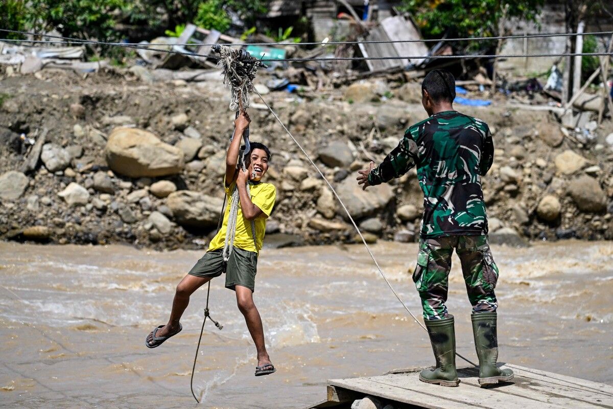 Ein Junge überquert mit einem Seil einen Fluss in Ketol, Aceh-Hochland in Indonesien. Sturzfluten haben dort ganze Dörfer zerstört.