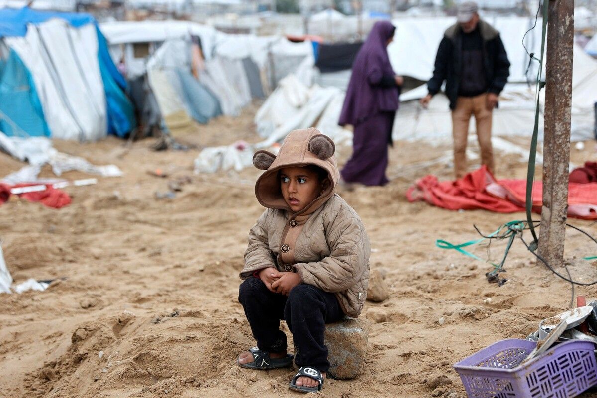 Ein Kind sitzt mitten im Flüchtlingslager Al-Shati in Gaza nachdem ein israelischer Angriff Vertriebene traf.