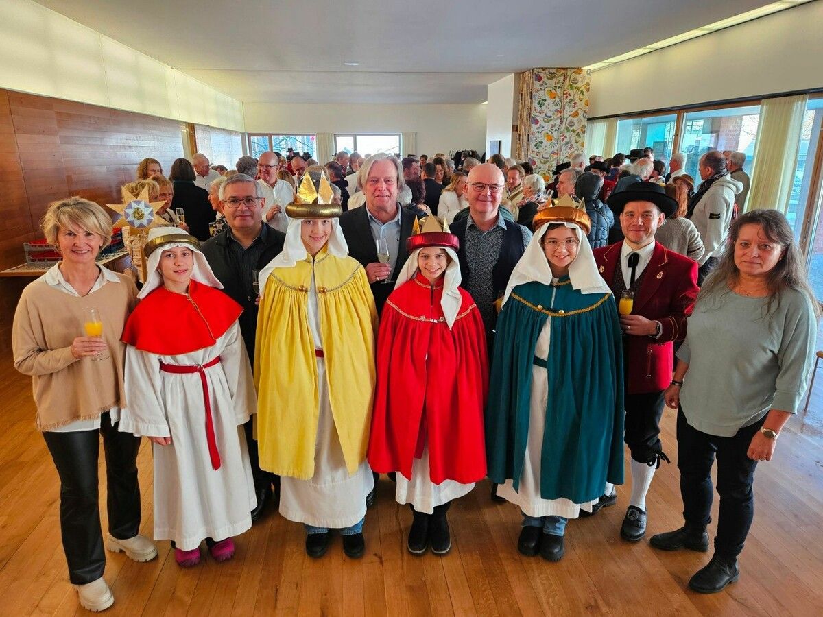 Ein Prosit auf ein glückliches und gesundes neues Jahr 2026: Chorleiterin Bernadette Oberscheider, Pfarrer Romeo Pal, Bürgermeister Frank Matt, Vizebürgermeister Stephan Schnetzer, Kapellmeister Rafael Ohmayer und Sonja Reichart mit den Sternsingern. ⇒BMS