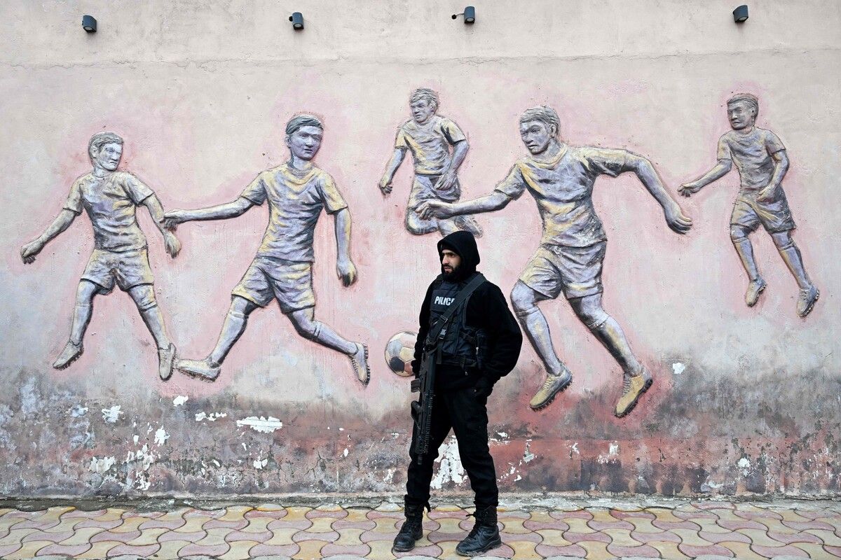 Ein Security-Mitarbeiter bewacht am 77. Tag der Republik Indiens ein Stadion in Srinagar (Jammu und Kashmir). AFP (5)