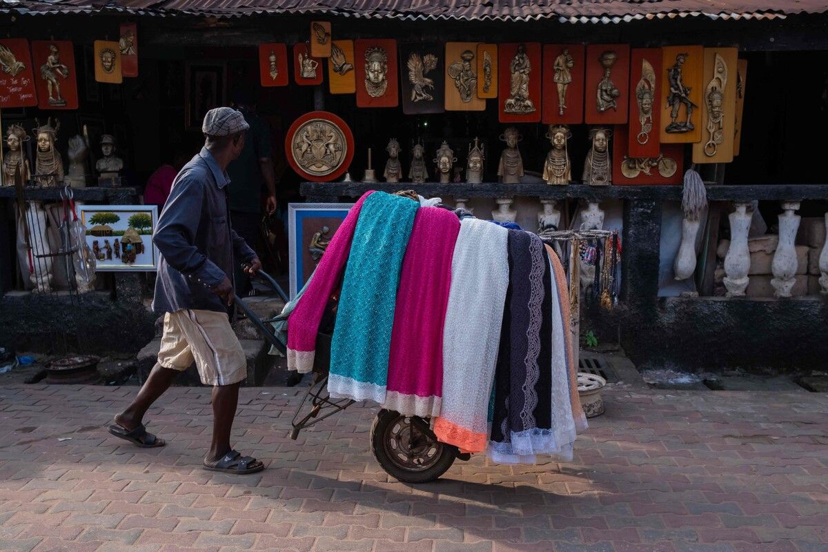 Ein Straßenhändler in Nigeria. Vorarlberger Stoffe sind hier ein Luxusgut.⇒AFP