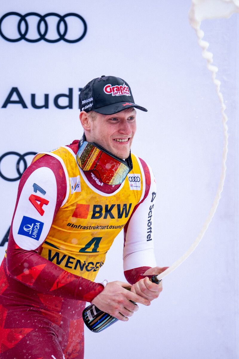 Ein ungewohntes Bild: Stefan Babinsky durfte erstmals in seiner Karriere den Champagner auf dem Podest verspritzen.⇒gepa